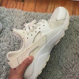 white nike hurraches